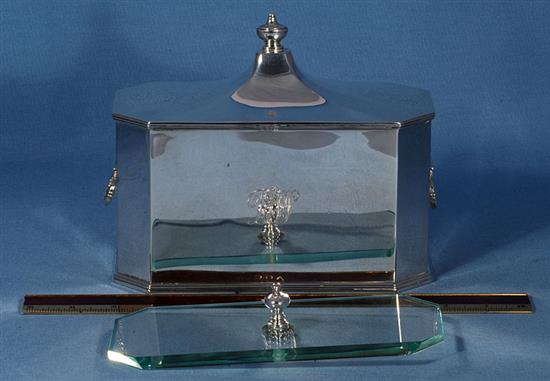 A George V silver two handled octagonal tea caddy, by Richard Comyns, length 202mm, weight 27.1oz/845grms.
